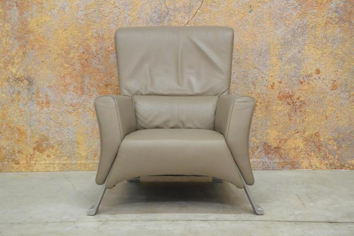 ZGANieuw! taupekleurige leren Rolf Benz 322 design fauteuil!, Huis en Inrichting, Fauteuils, Zo goed als nieuw, Leer, Metaal, 75 tot 100 cm