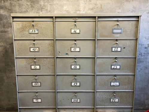 Vintage industriele vakkenkast met kleppen uit Frankrijk, Huis en Inrichting, Kasten | Ladekasten, Gebruikt, 100 tot 150 cm, 100 tot 150 cm