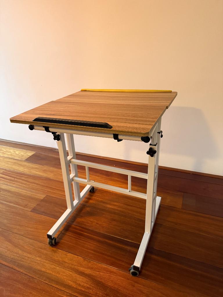 Table, Huis en Inrichting, Bureaus, Zo goed als nieuw, In hoogte verstelbaar, Met wielen, Ophalen