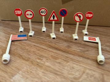 7 orig. Lego verkeersborden + 2 Lego vlaggen / jaren 60 beschikbaar voor biedingen