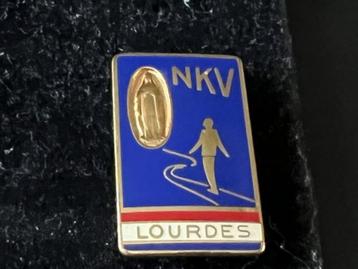 Emaille Speld NKV Lourdes Bedevaart.  FC638 beschikbaar voor biedingen