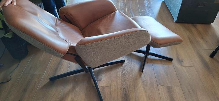Lederen fauteuil met voetenbankje, Huis en Inrichting, Fauteuils, Zo goed als nieuw, Leer, Stof, 50 tot 75 cm, Minder dan 75 cm