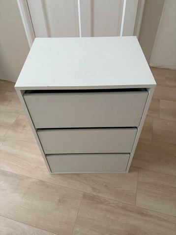 Witte ladekast met 3 laden beschikbaar voor biedingen