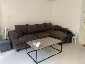 Grijze hoekbank + tafel beschikbaar voor biedingen