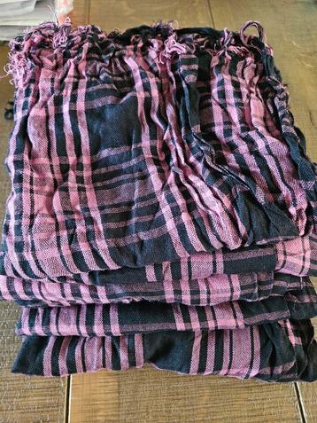 Pakket nieuwe roze/zwart geruite sjaals  beschikbaar voor biedingen