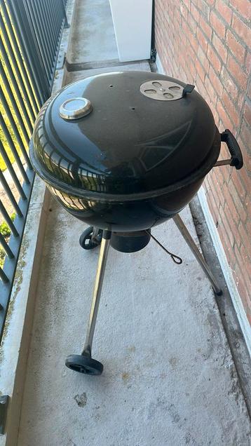 Hoge houtskoolbarbecue met deksel – klassiek model beschikbaar voor biedingen