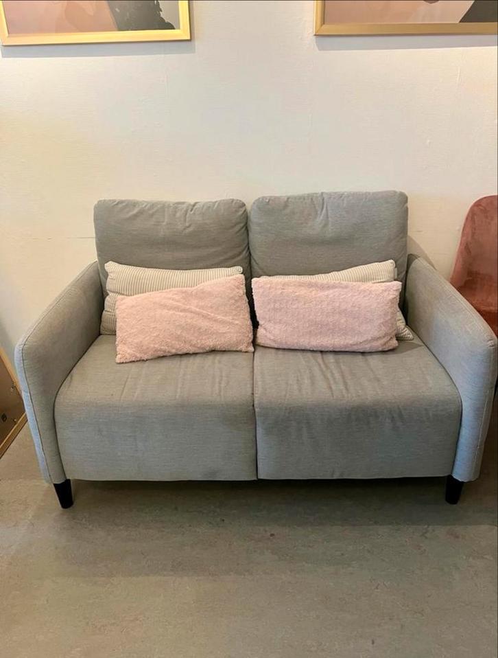 Angersby Ikea grijze 2- zitsbank, Huis en Inrichting, Banken | Bankstellen, Zo goed als nieuw, Tweepersoons, Minder dan 150 cm