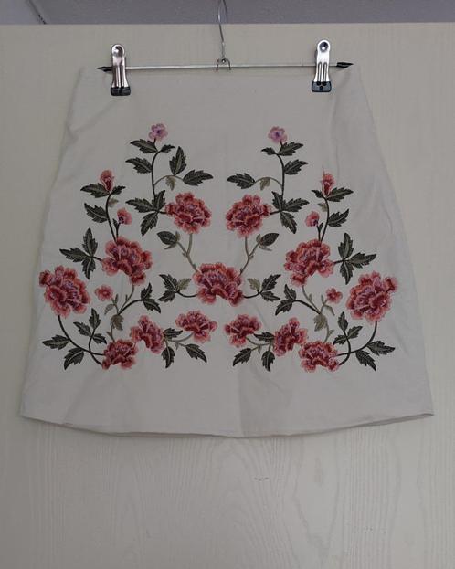Witte rok met bloemen, maat 34 XS, New Yorker, Kleding | Dames, Rokken, Zo goed als nieuw, Maat 34 (XS) of kleiner, Wit, Boven de knie