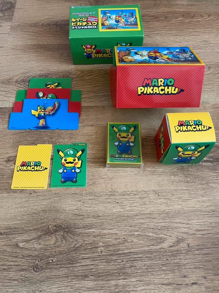 Luigi Pikachu Special Box Items - Mint - Collectible, Hobby en Vrije tijd, Verzamelkaartspellen | Pokémon, Nieuw, Overige typen