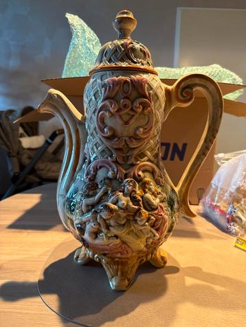 Antieke Keramische Theepot met Reliëf beschikbaar voor biedingen