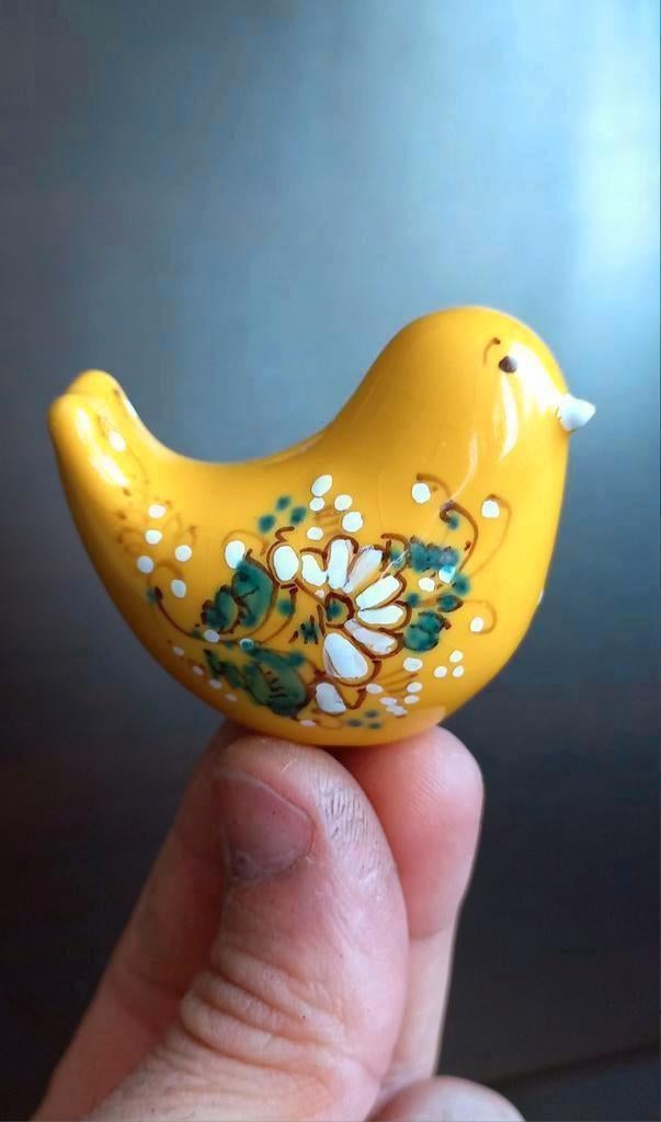 Klein art keramisch vogeltje, geel geglazuurd en handgemaakt, Ophalen of Verzenden