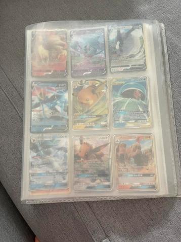 Map vol met pokémon kaarten + 2 grote kaarten + 4 kaartenmap beschikbaar voor biedingen