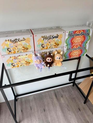 LABUBU STORE | BIG INTO ENERGY | HAVE A SEAT | STITCH | COLA beschikbaar voor biedingen