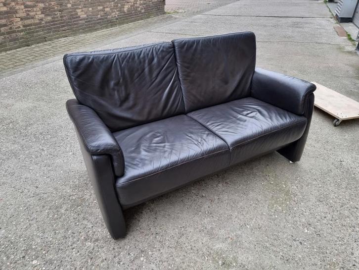 Zwart leren 2-zits bank + 2 stoelen, Huis en Inrichting, Banken | Bankstellen, Gebruikt, Rechte bank, Tweepersoons, 75 tot 100 cm