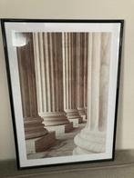 Klassieke zuilen / pilaren poster in zwarte lijst 70 x 50 cm, Kunststof, 50 tot 75 cm, Ophalen of Verzenden, Zo goed als nieuw
