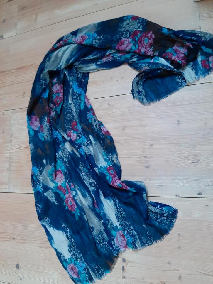 Royale Romano shawl met rozen. Afmeting: 1.90 X 0.90, Kleding | Dames, Mutsen, Sjaals en Handschoenen, Zo goed als nieuw, Sjaal