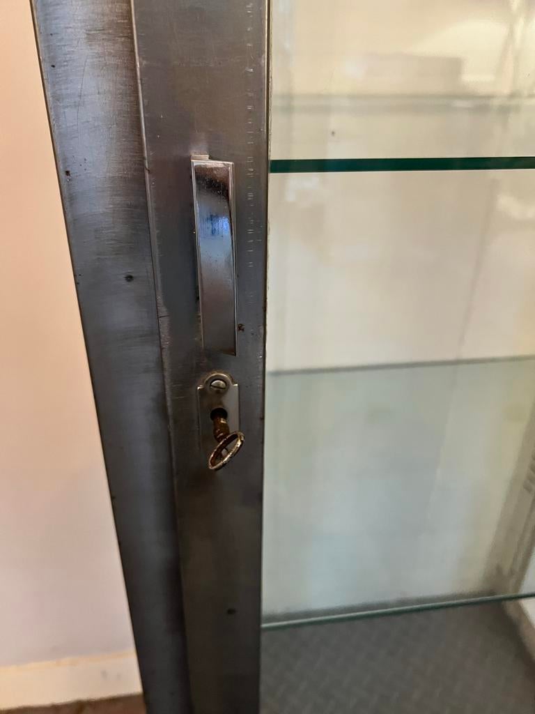 Stalen apothekerskast met glazen planken vitrinekast, Ophalen, Gebruikt, 50 tot 100 cm, Glas