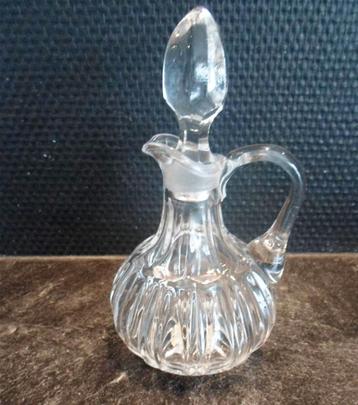 Kristallen olie of azijnkarafje. Vinaigrette met glazen stop beschikbaar voor biedingen