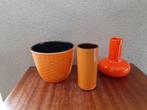 Vintage Erica oranje bloempot en 2 oranje ongemerkte vaasjes, Gebruikt, Rond, Binnen, Ophalen of Verzenden
