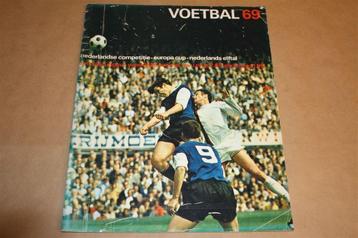 Voetbal 69. Speciale uitgave weekblad Nieuwe Revu. beschikbaar voor biedingen