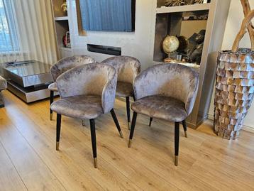 Luxe stoelen beschikbaar voor biedingen