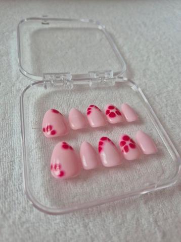 Press on nails beschikbaar voor biedingen