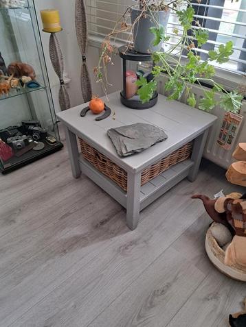 Zware bijzettafel/salontafel 57cm x 57cm hoog 43 beschikbaar voor biedingen