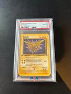 Zapdos 1999 Fossil PSA 8 Non HOLO, Ophalen of Verzenden, Zo goed als nieuw, Losse kaart