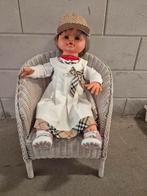 Te koop leuke pop in een stoel., Kinderen en Baby's, Ophalen of Verzenden, Zo goed als nieuw, Babypop