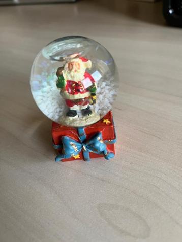 Kerstman in de sneeuw beschikbaar voor biedingen
