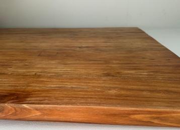 Eetkamertafel met massief houten blad en wit frame beschikbaar voor biedingen