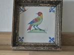 Antieke tegel met daarop een gekleurde vogel., Ophalen of Verzenden