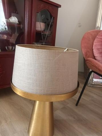 Taupe kleurige lampenkap.  beschikbaar voor biedingen