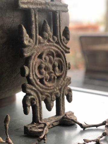 Oud patina gietijzeren ornament sober sleets imperfect beschikbaar voor biedingen