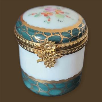 Lovely Limoges France vintage pillendoosje floral decor beschikbaar voor biedingen