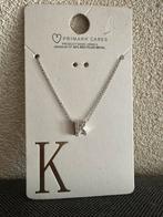 Nieuw: zilverkleurig ketting met letterhanger, Sieraden, Tassen en Uiterlijk, Ophalen of Verzenden, Nieuw, Zilver, Met strass