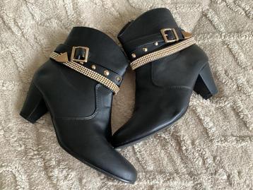 Zwarte Enkellaarsjes met Sierband 41 beschikbaar voor biedingen