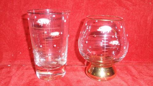 2 oude borrel glaasjes met email varkentjes, Verzamelen, Glas en Borrelglaasjes, Gebruikt, Borrel- of Shotglas, Ophalen of Verzenden