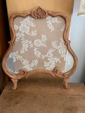 Raamhor retro met bloemenpatroon beschikbaar voor biedingen