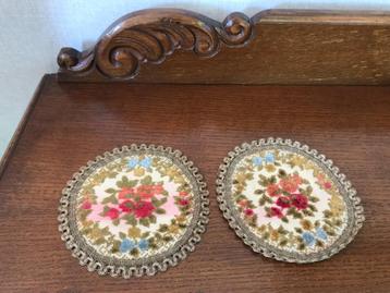 twee vintage kleedjes beschikbaar voor biedingen