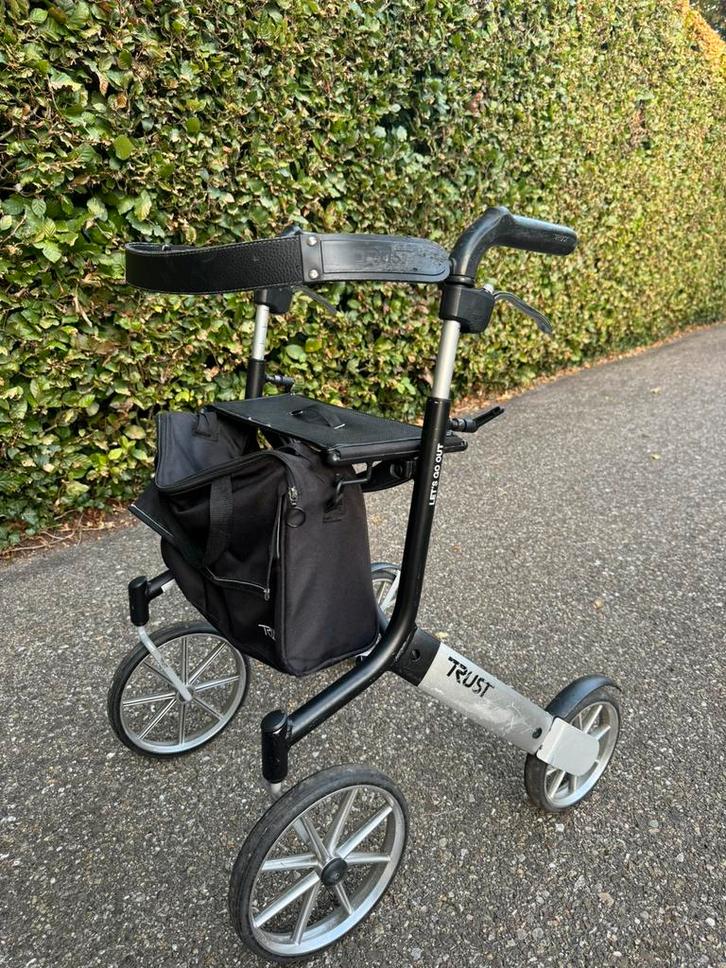 Rollator TRUST lets go out licht gewicht, Diversen, Rollators, Zo goed als nieuw, Lichtgewicht, Opvouwbaar, Ophalen