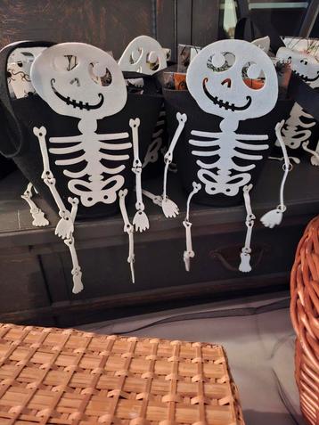 20 stuks vilten Halloween emmers met skelet.  beschikbaar voor biedingen