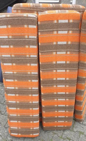 originele bekleding en tafels van een Knaus 365 Komfort beschikbaar voor biedingen