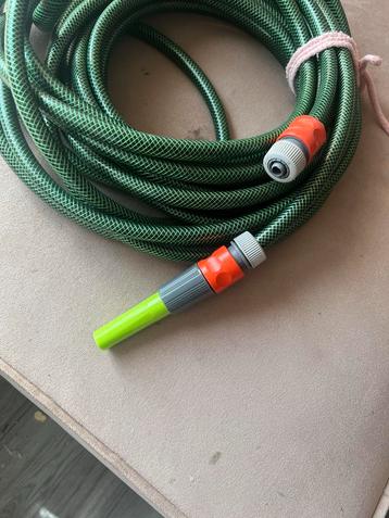 Tuinslang met sproeikop beschikbaar voor biedingen