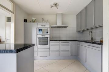 Inbouwkeuken met eiland incl diverse apparatuur beschikbaar voor biedingen