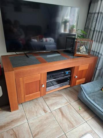 TV Meubel, Bijzettafel en Eethoek beschikbaar voor biedingen