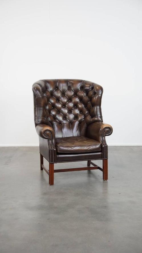 Grote donkerbruine rundleren chesterfield oorfauteuil, Huis en Inrichting, Fauteuils, Gebruikt, Leer, 75 tot 100 cm, 75 tot 100 cm
