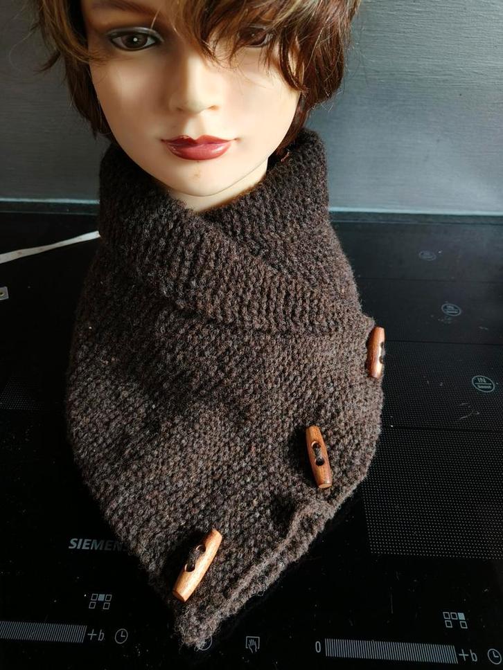 Gebreide col van zelf gesponnen schapenwol. Donkerbruin, Kleding | Dames, Mutsen, Sjaals en Handschoenen, Nieuw, Muts, Ophalen of Verzenden