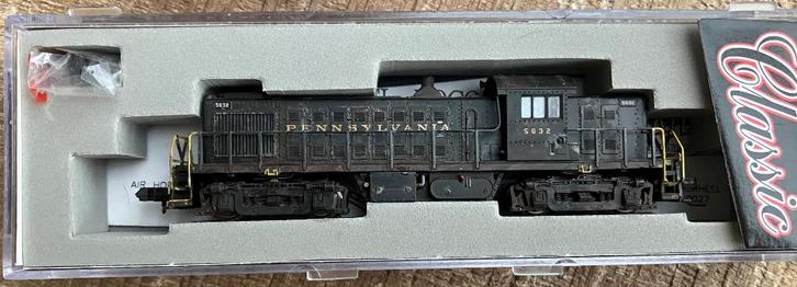 N Scale - Atlas #44033 Locomotief, Diesel, Alco RS-1 - Penn, Hobby en Vrije tijd, Modeltreinen | N-Spoor, Zo goed als nieuw, Locomotief