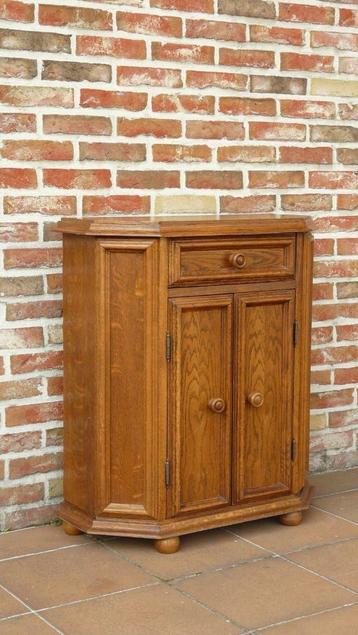 klassiek ladekastje met tevens legplanken